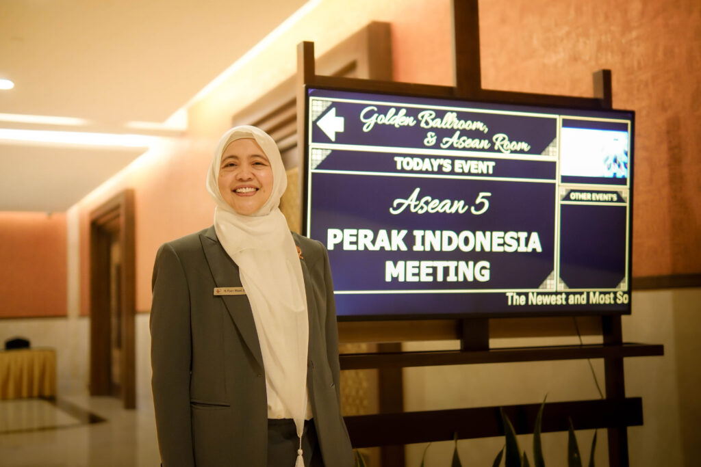 Assalamualaikum Bada tahmid dan Shalawat. Terima kasih kepada Mommilenial yang banyak mendedikasinya dirinya untuk perbaikan masyarakat khususnya perempuan di Indonesia. Sebagaimana pemahaman kita pada umumnya bahwa perkawinan adalah fitrah makhluk hidup. Bukan masalah pilihan. Kenapa? Karena setiap makhluq hidup punya nafsu untuk menyalurkan keinginannya untuk berhubungan intim dengan pasangannya. Nah yang jadi masalah sekarang ini adalah, berhubungan intim itu harus di sah kan dahulu dalam semua agama. Jadi sebenernya permasalahannya adalah ikatan sebelum dan sesusah hubungan intim itu. Semua pasti ada masalahnya. Kalau tidak mau disahkan terus kita mau berhubungan intim tapi setelah itu juga akhirnya pasangan kita bisa bebas berhubungan intim dengan yang lain? Atau setelah itu berhubungan intim dan punya anak, setelahnya bagaimana lagi. Sama saja sebab akibatnya. Atau kita benar benar ingin menghentikan hasrat seksual kita dengan slogan married is scary? Mungkin itu yang akhirnya bisa jadi pilihan masing-masing, tapi mungkin banyak hal yang bisa kita bahas. Balik lagi ke masalah perkawinan dengan segala macam kerumitan dan kegaduhan. Memang semua itu selalu ada dalam perjalanannya. Maka memang benar bahwa yang dijaga dalam perkawinan itu adalah keberlangsungannya. Bukan menjaga cintanya. Masalah cinta itu bisa ada bisa tiada. Bagaimana caranya bisa panjang usia perkawinan kita? Dalam hal ini saya sendiri masih harus belajar banyak, karena usia pernikahan masih 24 tahunan dan ga tau juga bakal masih berlangsung atau engga ke depannya. Tapi yang pasti insyaAllah saya dan suami masih berniat terus melanjutkan sampai ke syurgaNya kelak. Terus kiat apa yang bisa menjadikan usia perkawinan menjadi panjang? Pertama, masalah niat tadi, bahwa kita pengen punya keturunan hasil hubungan intim kita dengan pasangan yang sah akan menjadi anak anak yang bisa menjadi pemimpin di muka bumi agar kehidupan manusia selanjutnya menjadi lebih baik. Dan itu tidak mudah. Kita harus punya visi yang sama dengan pasangan. Makanya haruslah kita pilih pasangan yang sama visinya. Kedua, taruh di mindset kita bahwa yang bisa bikin bahagia kita itu adalah kita sendiri. Jangan terlalu berharap dapat pasangan yang membahagiakan kita. Karena apa? Karena pasangan kita sebelumnya sudah ada orang tua, ada kakak dan adik yang kadang dalam perkawinan nanti kita adalah orang yang baru datang dalam hidupnya dan pastinya jadi orang ke sekian. Dan mungkin punya pola asuh yang berbeda. Jadi jangan langsung berharap jadi ratu hehe, bersaing dulu dengan Ibu, Bapak dan Ipar-ipar  kita. Ujian muamalah pertama dengan mereka. Baiknya salurkan aktualisasi diri kita walau sudah menikah. Sehingga kita punya bairgaining yang baik. Ke depan kita tidak tau perubahan pasangan kita apa bakal makin cinta atau malah memudar karena banyak hal dan kita harus siap dengan semuanya. Ketiga. Pastikan kita punya hubungan yang kuat dengan Sang Pemilik Cinta. Karena seperti yang saya bilang di atas, perkawinan itu tidak melulu selaras dengan cinta, kadang ada kadang tidak ada cinta sama sekali. Minta selalu dikasi cinta dariNya sehingga kita diberi petunjuk ketika ada masalah. Ungkapan too much love will kill you itu banyak benernya. Sesuatu yang too much itu bakal menyulitkan hidup kita. Biasakan untuk biasa saja kadar cinta kita kepada pasangan. Cemburu? tidak apa-apa asal jangan berlebihan. Walaupun tidak ada cemburu dan pertengkaran itu bakal menghambarkan perjalanan😀. Keempat. Pastikan kita bukan hanya sebagai sahabat pasangan kita karena kalau sudah merasa menjadi sahabat, seringnya kebutuhan seksual hilang. Jadikan kita adalah selalu sepasang kekasih yang mabuk hasrat bercinta karena hubungan seksual itu melenggangkan pernikahan. Kadang pernikahan kandas karena sudah tidak ada rasa keinginan pada pasangan atau kata anak sekarang sudah mati rasa terhadap pasangan. Kelima. Dalam agama Islam perceraian adalah salah satu jalan keluar dari hubungan perkawinan yang merusak walau menjadi salah satu perbuatan yang membuat iblis bahagia. Maksudnya di sini apa, tidak apa ada perceraian jangan takut kalau kita tidak bisa memikul beratnya hubungan yang jatuhnya sudah merusak, KDRT, perselingkuhan, tidak menafkahi, perceraian bisa jadi jalan keluar oleh karena itu  hendaknya pilih pasangan hasil istikharah bukan karena cinta sesaat. Tapi pastikan dahulu usaha kita sudah maksimal untuk mempertahankan pernikahan. Saling bantu sesama perempuan di dalam komunitas dan organisasi adalah salah satu usaha untuk saling menguatkan ujian pernikahan, karena dengan aktif bermuamalah kita bisa menjadi perempuan yang lebih berdaya ketika menghadapi ujian perkawinan: Sebagai penutup, hendaknya semenjak hasrat bercinta kita sudah mapan jadikan bahwa punya anak anak yang bakal meneruskan perjuangan hidup kita ke depan lebih baik lagi itu, adalah tujuan kita jangka panjang. Karena kalau semata berhubungan seksual dengan menjadi tujuan utama, percayalah tidak akan lama umur perkawinan kita nanti. Perkawinan adalah sarana berjuangnya seorang manusia untuk lebih eksis dan suistein, sarana melahirkan penerus pemimpin di dunia dan akhirat kelak. Manusia yang tumbuh dari hasil perjuangan melanggengkan pernikahannya itu adalah manusia matang yang bakal pantas menjadi contoh manusia pemenang. Wallahu’alam bishshawab Ketua Umum PERAK Indonesia Hj. Fiyatri Widuri, S.T Nikko, 25 Januari 2024